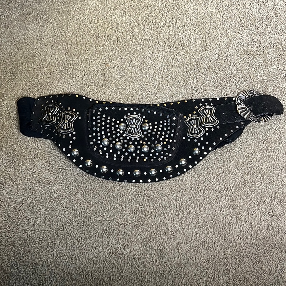 Unique vintage leather studded belt bag !